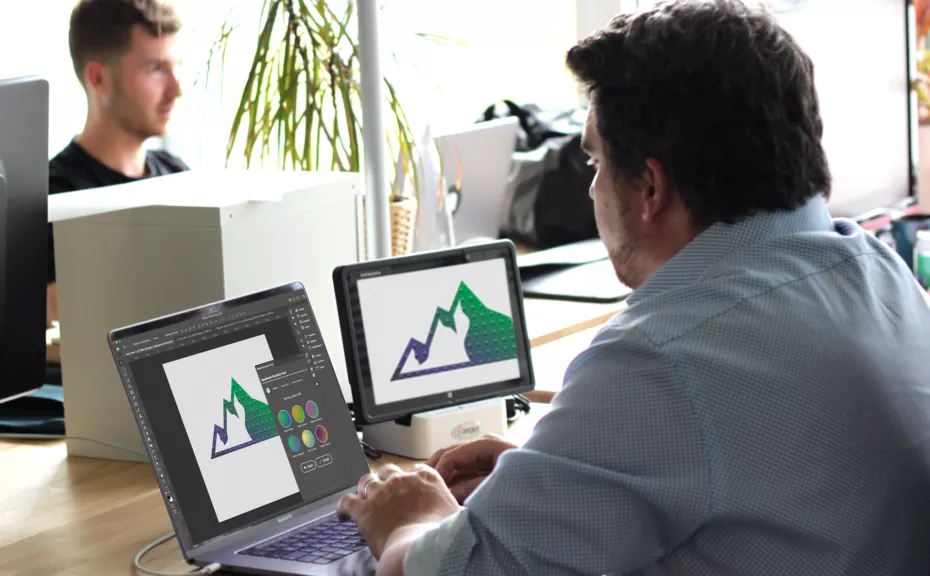 Graphiste travaillant avec le Plugin Photoshop